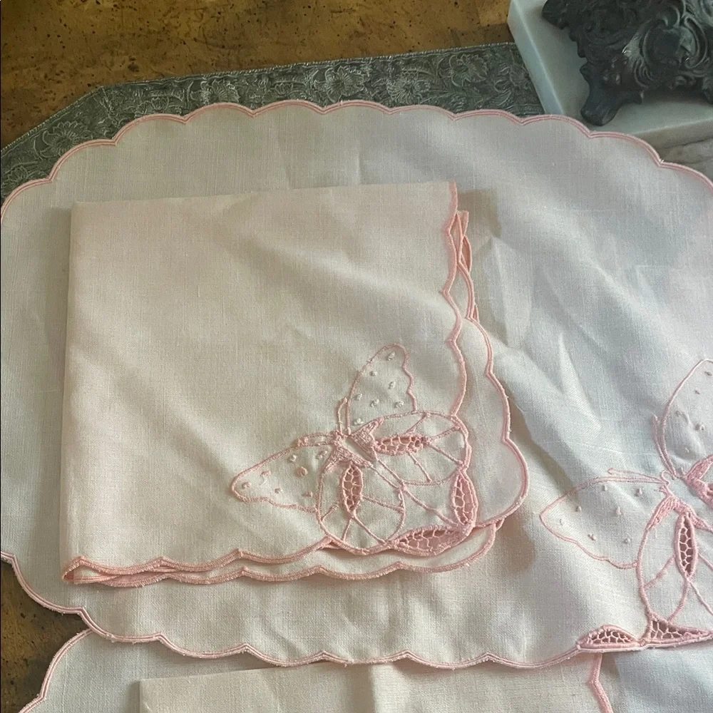 Classic Scalloped Embroidered Placemat and Napkin Set - Pink